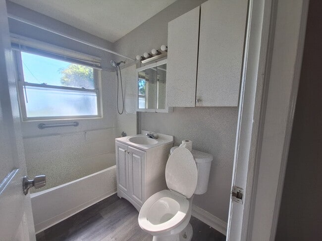 Building Photo - Charming 3 bedroom ranch