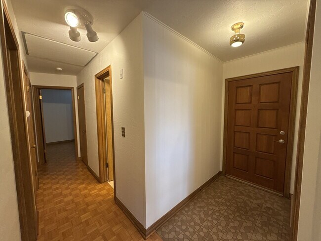 Building Photo - "Charming Space in Yukon, OK! Lawn care included!"