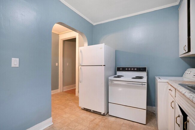 Building Photo - Charming Historic 2BR Apartment with Garag...