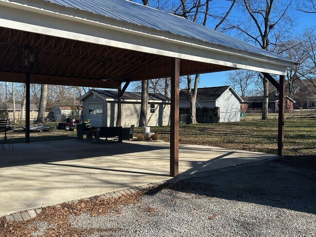 Building Photo - Beautiful Home Heart of Hartselle