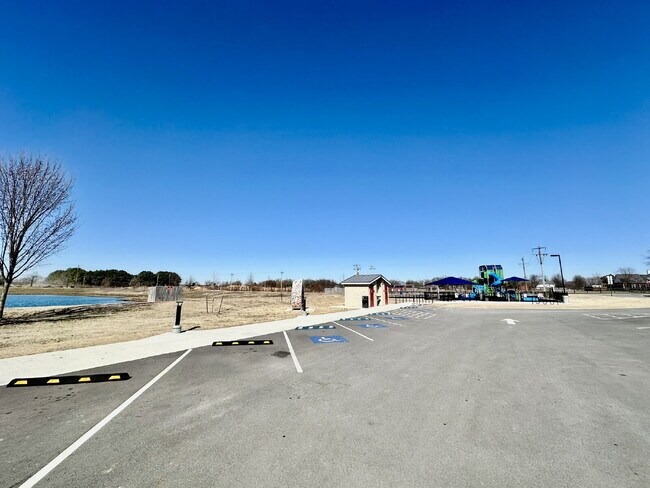 Building Photo - 920 Queen St