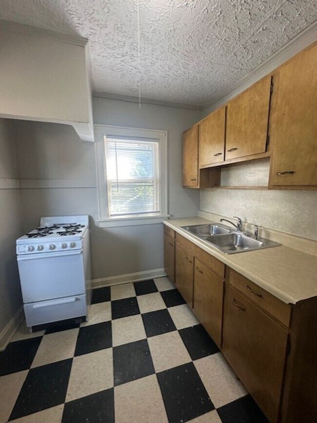 Building Photo - Large Grandview 1 Bedroom.