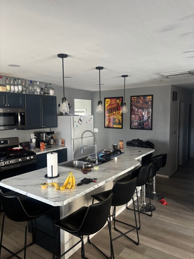 Building Photo - 2917 1/2 Formay Ave