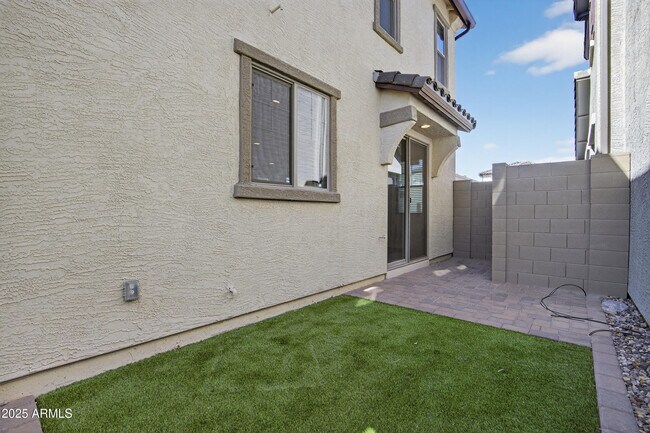 Building Photo - 1218 W Sparrow Dr
