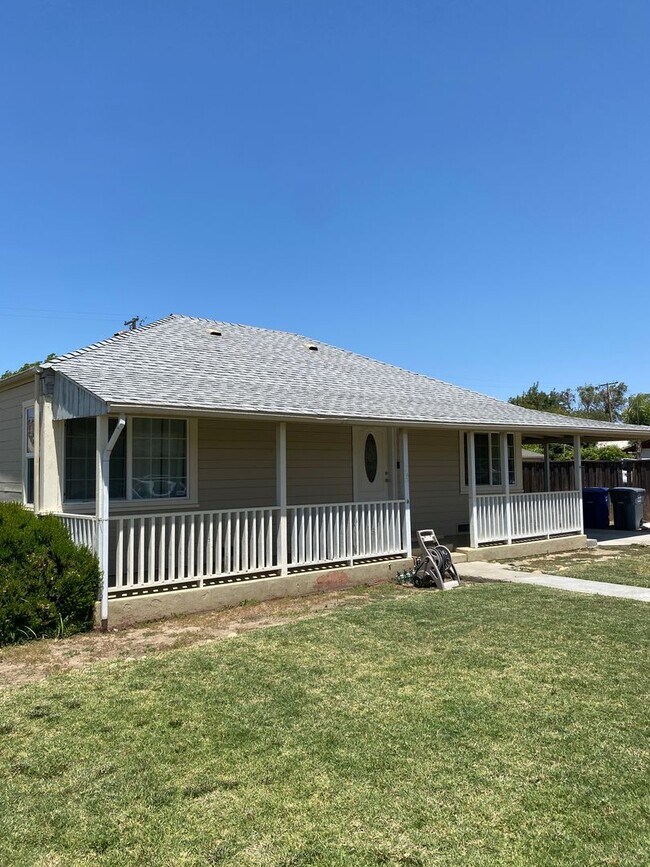 Building Photo - Now Available!! DESIREABLE LOS BANOS SOUTH...