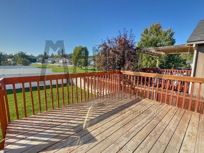 Building Photo - Beautiful Gleneden Heights Home