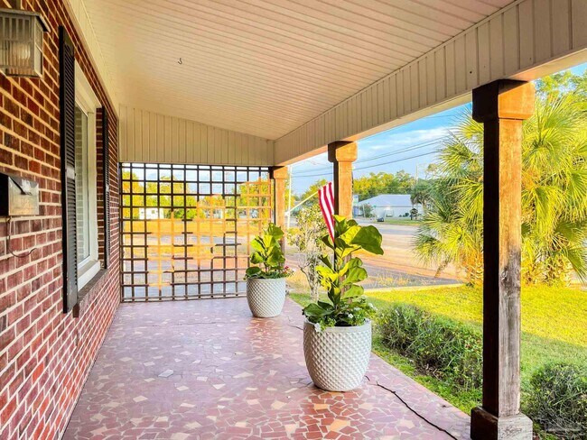 Building Photo - 1618 W Garden St