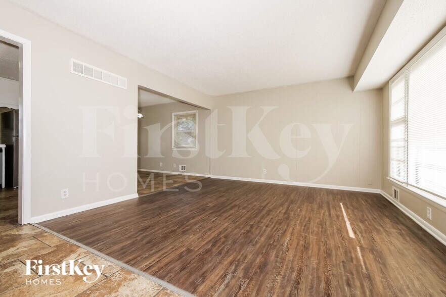 Building Photo - 9404 White Ave