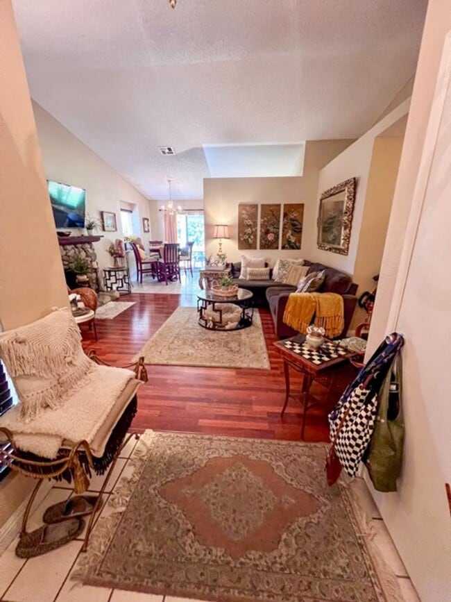 Building Photo - 2 bedroom Temecula home with a big backyar...