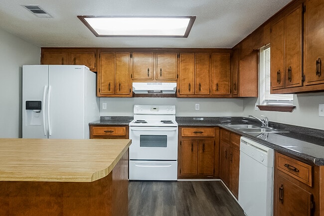 Building Photo - Beautiful 3 Bedroom Brick Ranch Home