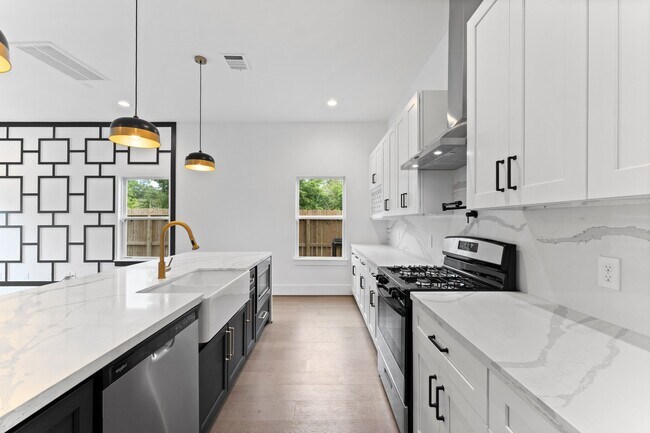 Building Photo - 4303 Buck St