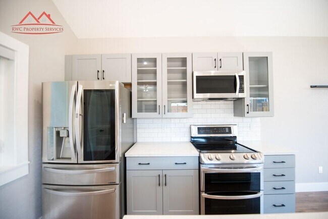Building Photo - 437 Menker Ave