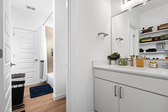 Building Photo - Charming Home Awaits: Spacious & Modern Living in a Prime Location