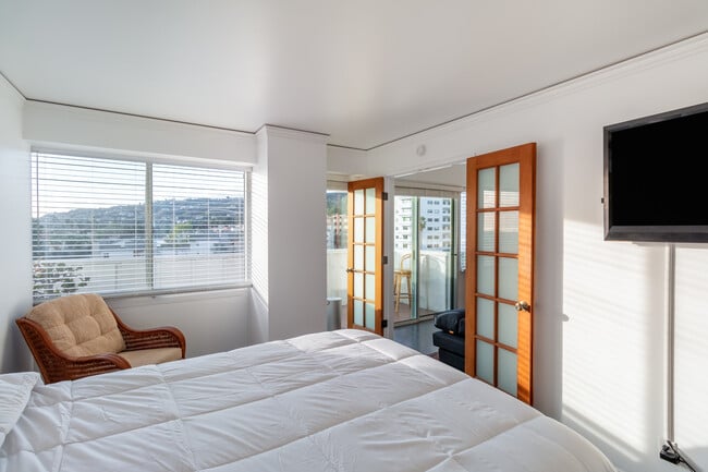 Building Photo - 7135 Hollywood Blvd