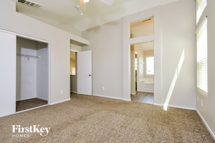 Building Photo - 6046 Evening View St