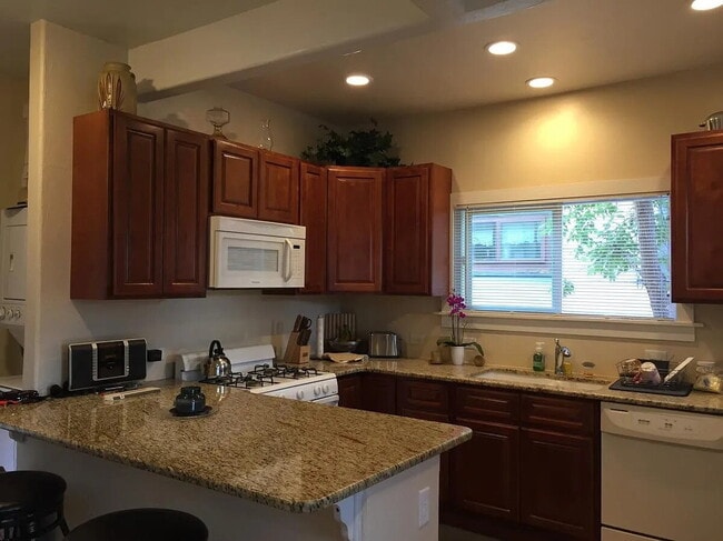 Building Photo - 932 Grandview Ave