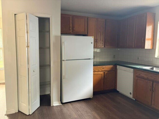 Building Photo - 548 E Walts Ave