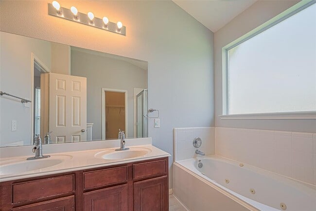 Building Photo - 2502 Oakthorn Ct