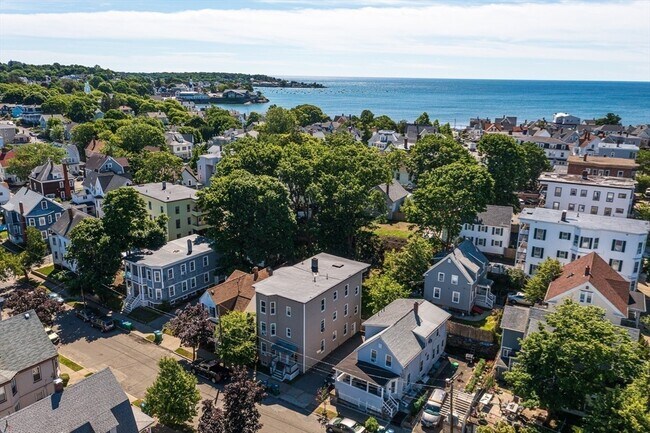 Building Photo - 18 St Clair St