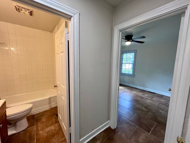 Building Photo - 132 King St