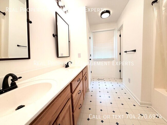 Building Photo - 3733 Hayden Dr