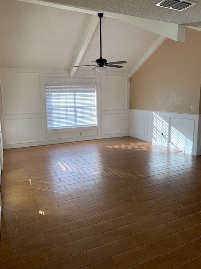 Building Photo - 3005 Pelican Ave