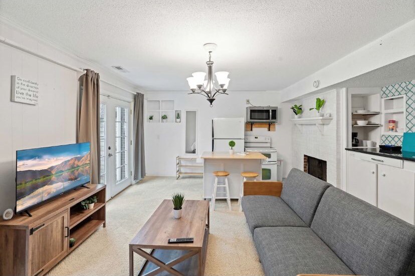 Building Photo - Room in Duplex on Dixon Dr