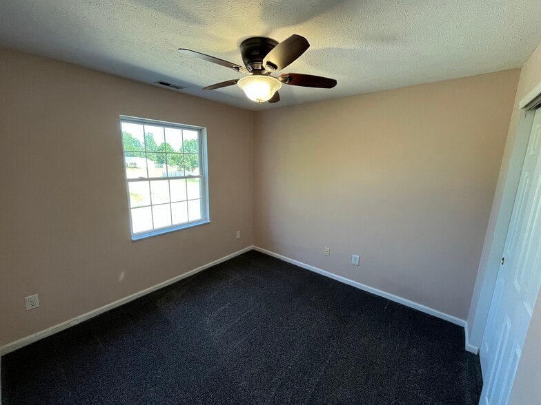 Building Photo - 3873 Crest Point Dr