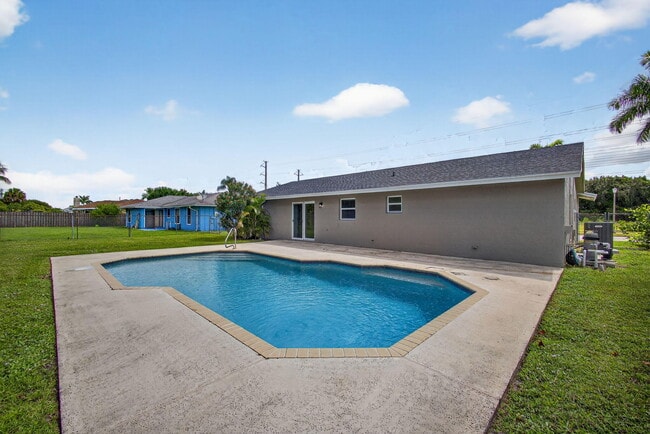 Building Photo - 316 La Mancha Ave
