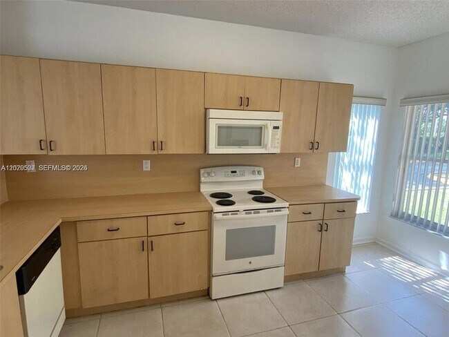 Building Photo - 7980 S Southwood Cir