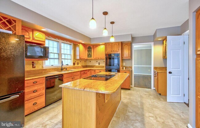 Building Photo - 18414 Garner Ln
