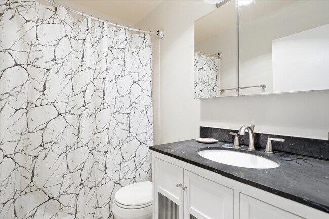 Building Photo - 1850 N Clark St