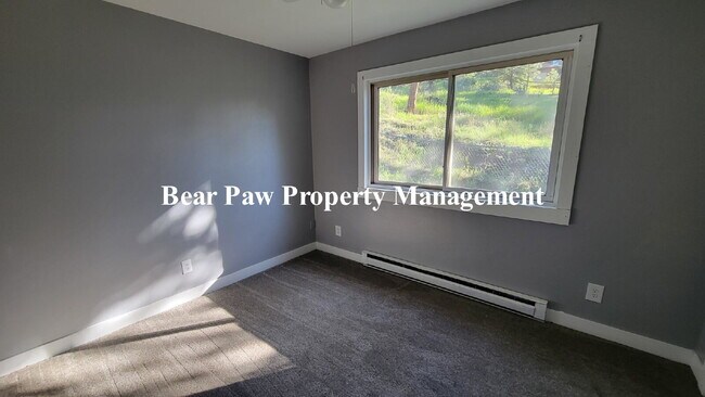 Building Photo - "Charming 2-Bedroom Retreat in Beautiful B...