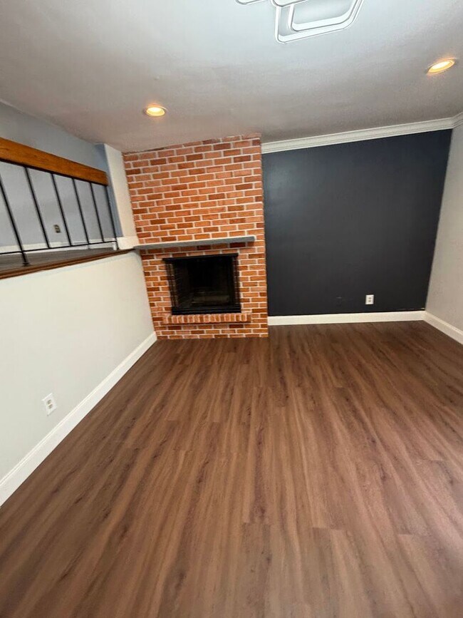 Building Photo - Flying Hills Townhouse