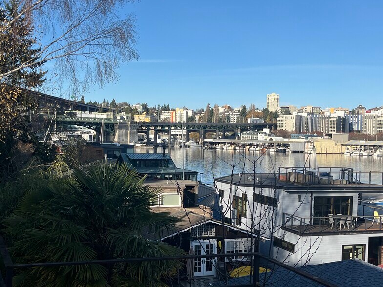 Building Photo - 3136 Portage Bay Plz E