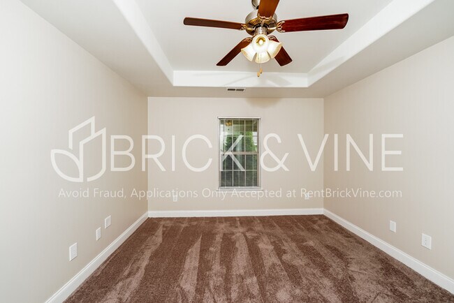 Building Photo - 985 Clover Ave