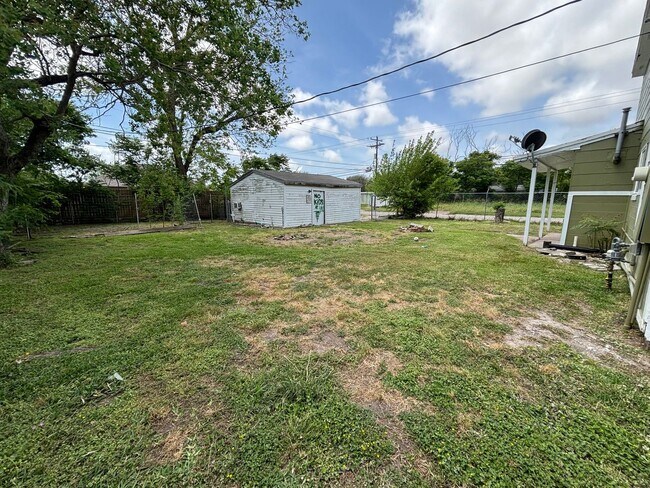 Building Photo - Lovely 5 Bedroom 2 Bathroom with a Fenced Backyard!