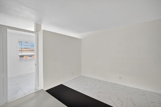 Building Photo - Bright & Modern 1-Bedroom Apartment in Prime Oakland Park Location