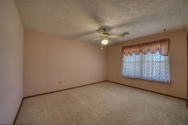 Building Photo - 308 SE Camelot Dr