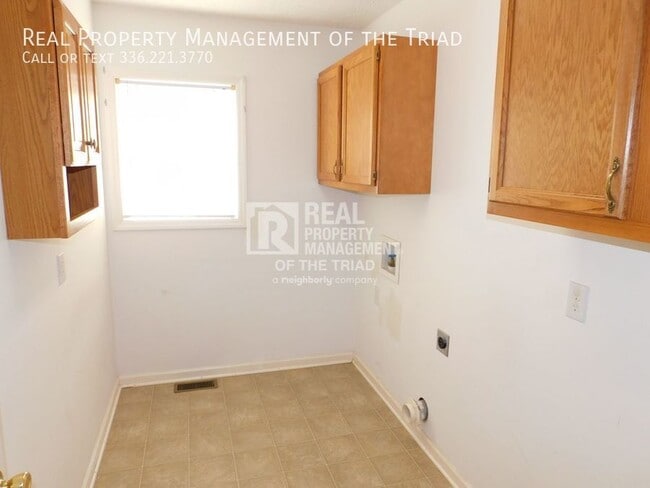 Building Photo - 13 Birchwood Ct