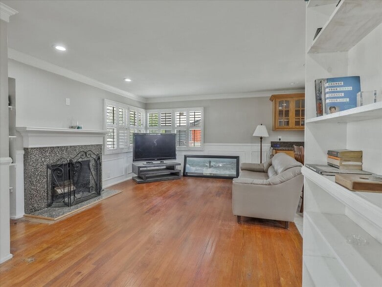 Building Photo - 3826 Burnside Ave