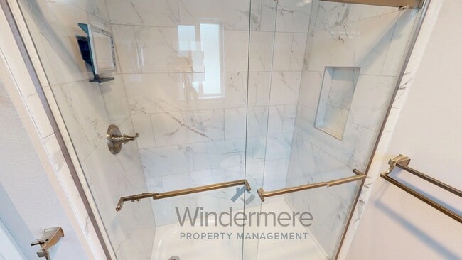 Building Photo - 739 S E Landen Dr