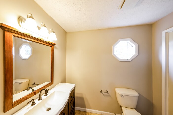 Building Photo - 203 Cascade Dr