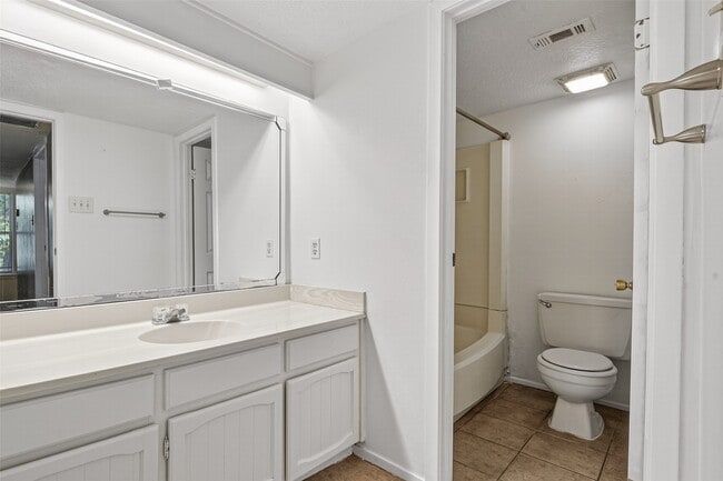 Building Photo - 1106 E Red Cedar Cir