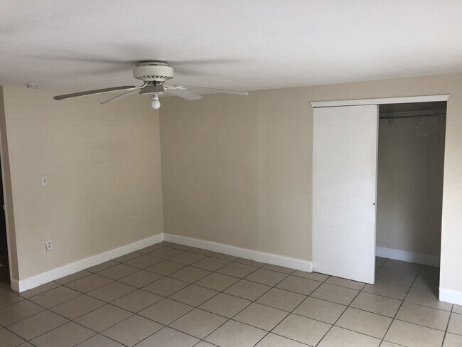 Building Photo - Old West Tampa 4 bedroom Ranch