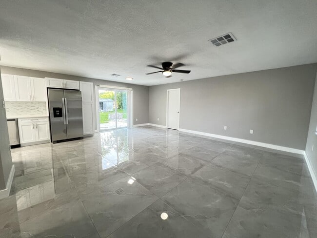 Building Photo - 4696 Collier Rd