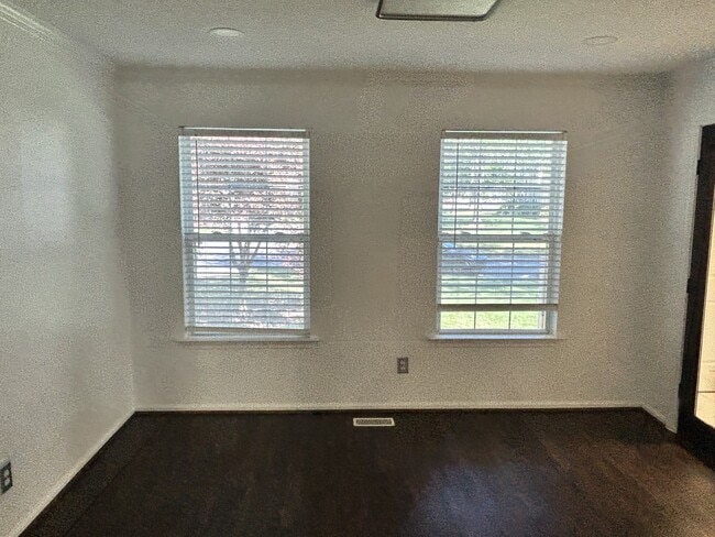 Building Photo - 800 Stardale Cir