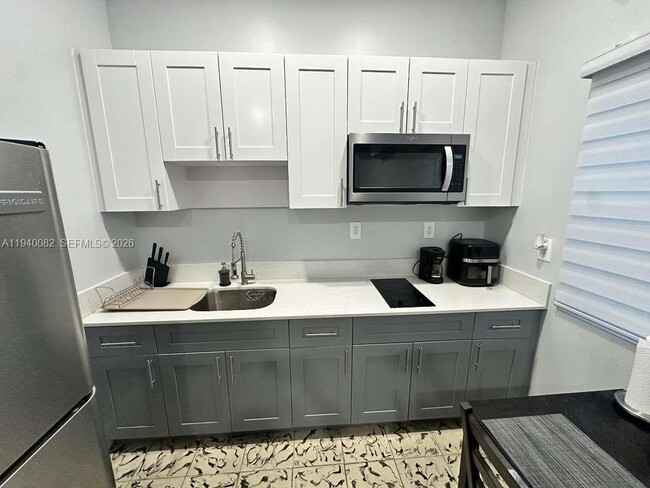 Building Photo - 636 SE 5th Pl