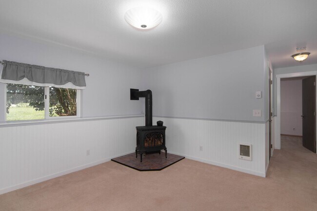 Building Photo - Updated 3 Bed 2 Bath Home With Brand New 2...