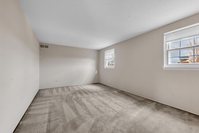 Building Photo - 197 Kings Way